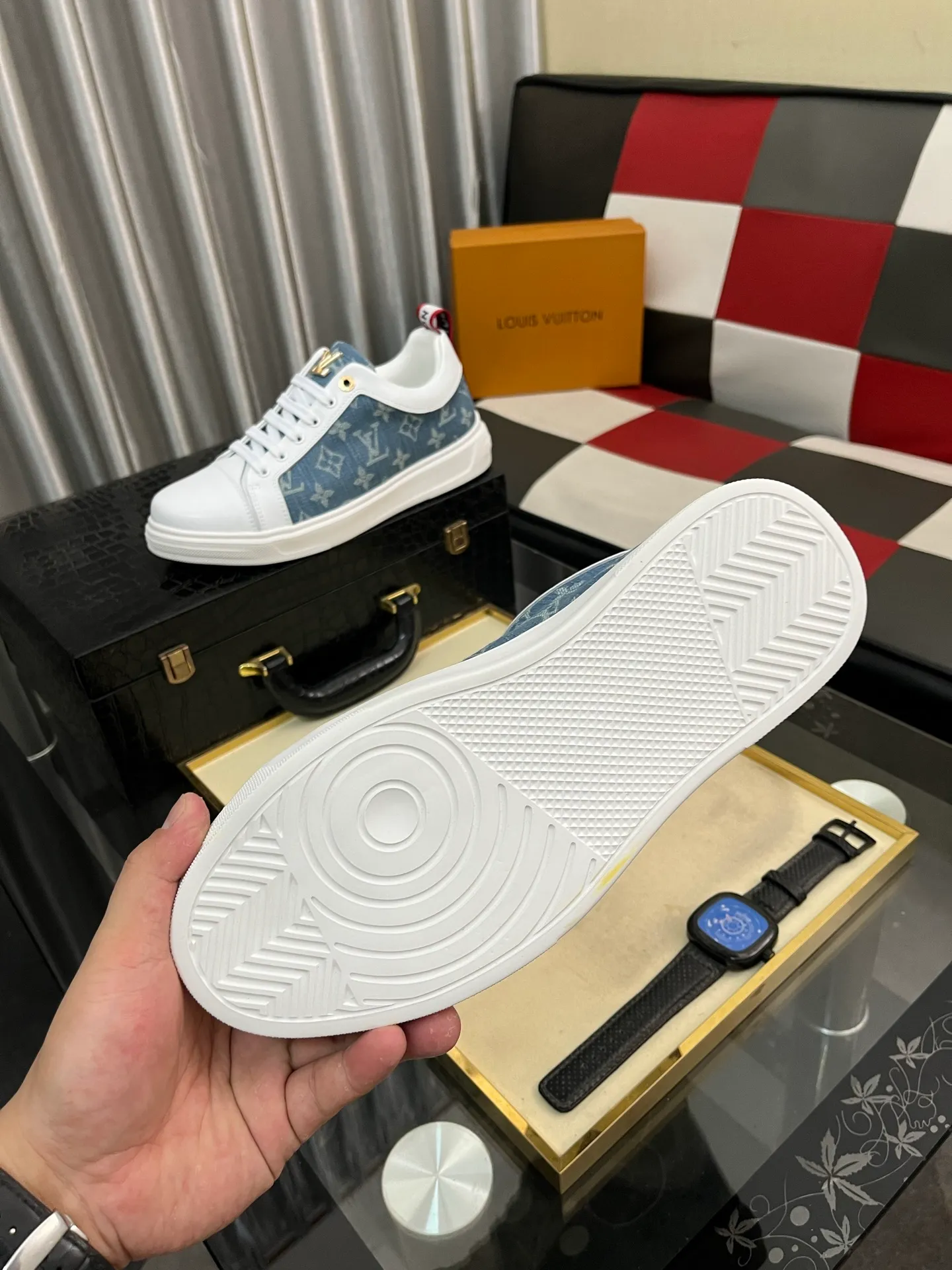 Men's shoes 💰400⌚️⌚️《Louis vuitton/LV Louis Vuitton》original quality.~ Unique modern style sneakers. 🏃A must-have casual shoe for trendy men😍😍 Original brand imported from Italy, imported original leather, cowhide lining (refuses to discolor and grind feet) sole: original sole provided by the original factory, French lazy style design ⚠️Fit to the feet, original quality, super comfortable original sole. Code number: 38-443️⃣Colors available